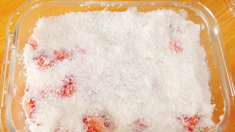 草莓牛奶小方,表面撒上一层<a style='color:red;display:inline-block;' href='/shicai/ 630'>椰蓉</a>，盖上盖子放入冰箱冷藏，至少冷藏三个小时。