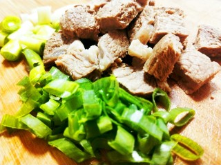 三叶草牛肉咖喱饭,牛肉高压锅压好切丁后备用