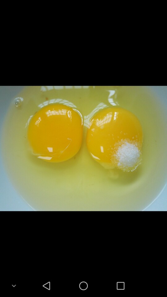 蛋煎三色馒头,加入适量盐调味