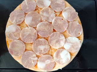 培根芝士披萨,面饼上铺上一层培根肉片，爱吃肉的可以多放点。