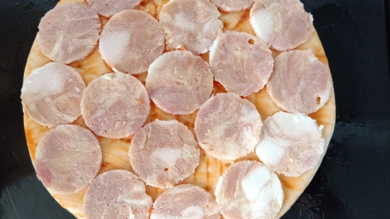 培根芝士披萨,面饼上铺上一层培根肉片，爱吃肉的可以多放点。