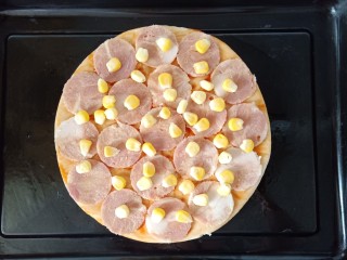 培根芝士披萨,撒上新鲜的玉米粒。