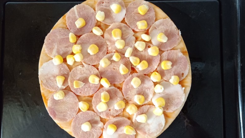 培根芝士披萨,撒上新鲜的玉米粒。