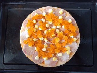 培根芝士披萨,撒上一层蛋黄碎。