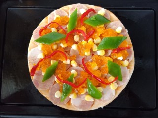 培根芝士披萨,撒上切好的青椒和红椒。