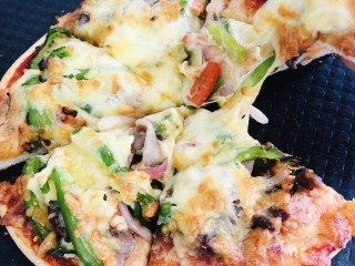 培根芝士披萨,也可以再披萨上挤上沙拉酱