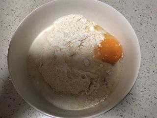 早餐华夫饼,牛奶、鸡蛋倒入面粉中搅拌均匀。