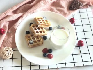 早餐华夫饼,摆盘，筛上一点糖粉，搭配水果、牛奶，即成一份幸福的早餐。