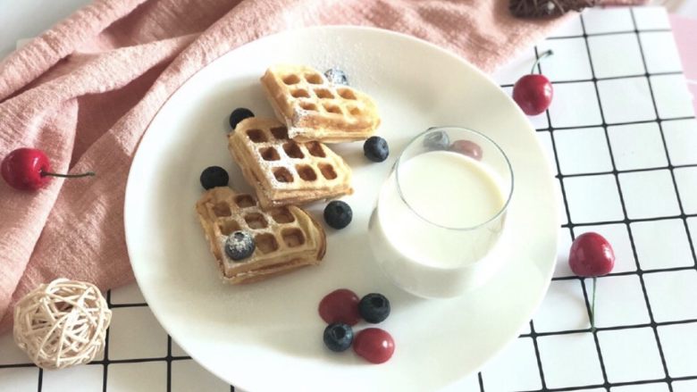 早餐华夫饼,摆盘，筛上一点糖粉，搭配水果、牛奶，即成一份幸福的早餐。