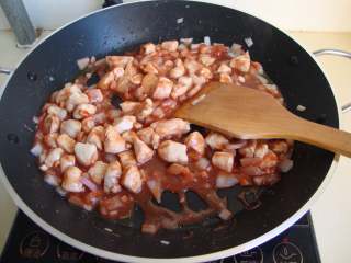 西班牙墨汁海鲜饭,放番茄酱炒香