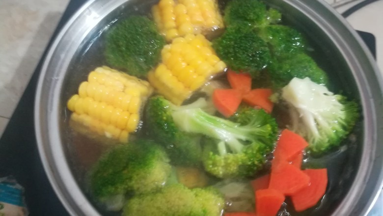 煎牛扒,将切好的蔬菜放进锅焯水，放一点油和盐