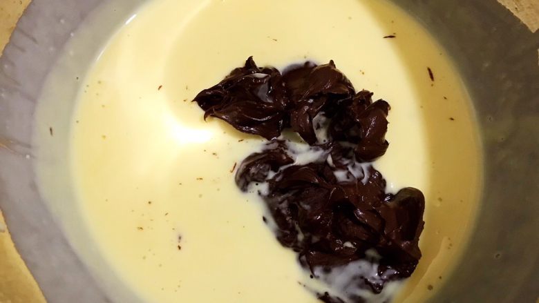 醇厚浓郁的巧克力慕斯蛋糕,融化后加入到前面做好的蛋奶糊里拌匀