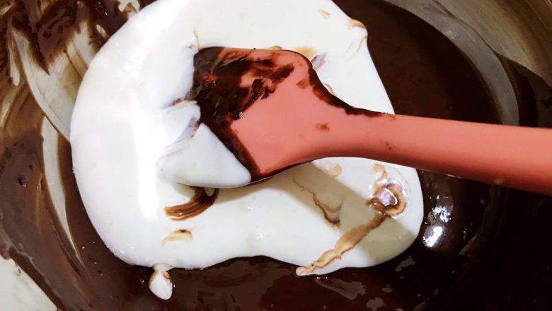 醇厚浓郁的巧克力慕斯蛋糕,打发好的奶油加入到巧克力糊里拌匀