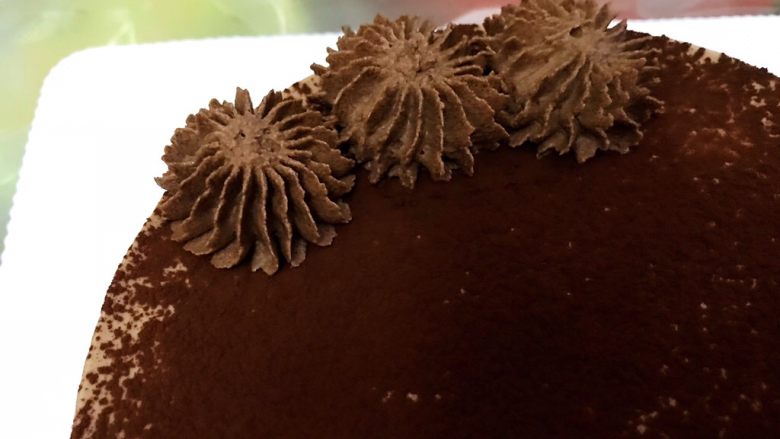 醇厚浓郁的巧克力慕斯蛋糕,取出冷藏好的巧克力奶油加入糖粉打发至硬挺，装入裱花袋里挤出小花