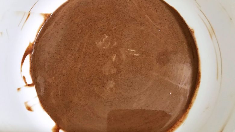 醇厚浓郁的巧克力慕斯蛋糕,慢慢搅拌至巧克力融化顺滑后，盖上保鲜膜放入冰箱4个小时以上
