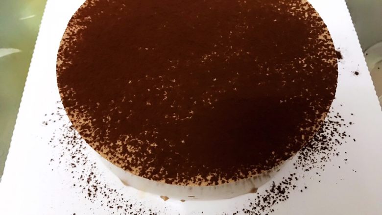 醇厚浓郁的巧克力慕斯蛋糕,表面撒上可可粉