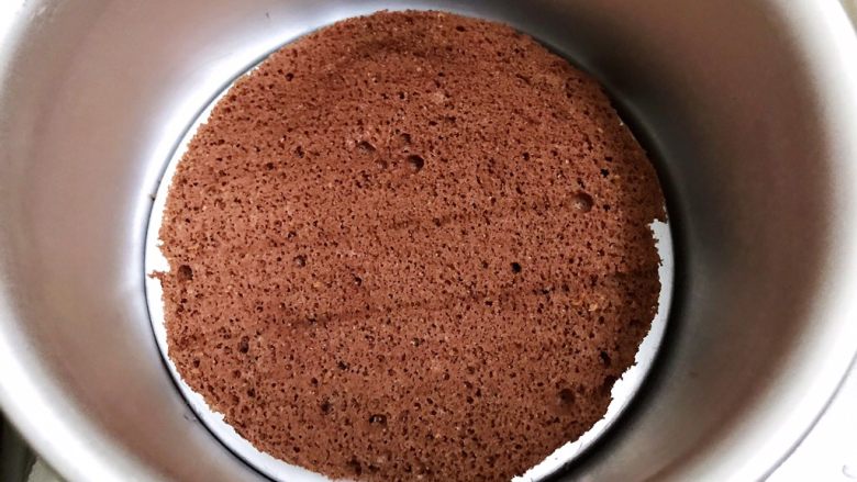 醇厚浓郁的巧克力慕斯蛋糕,取一片蛋糕摆在模具里，加入一半慕斯糊