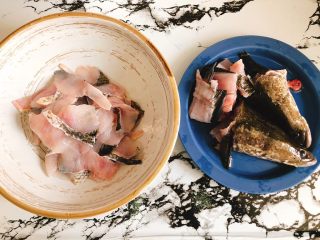 酸菜鱼,鱼片、鱼骨冲洗干净，分开装盘