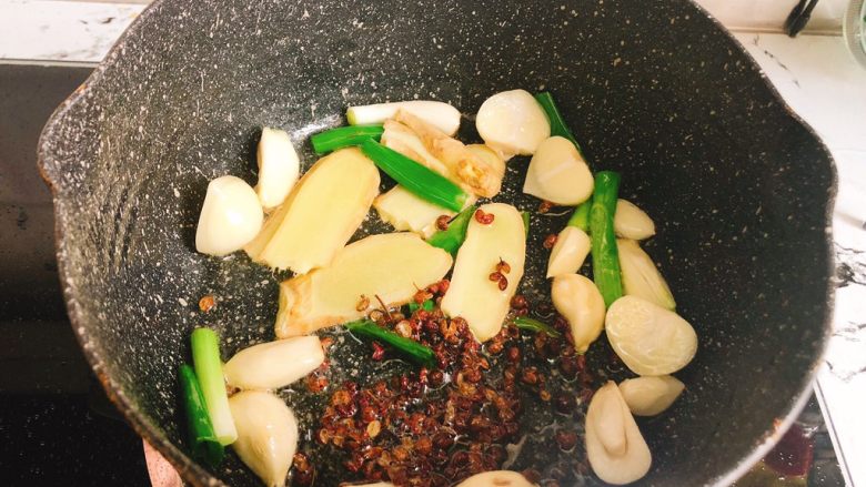 酸菜鱼,另起锅放入葱姜蒜、花椒炒香