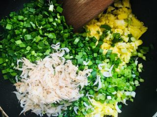 薄皮素包子,把切好的韭菜、葱花和虾皮倒入锅中