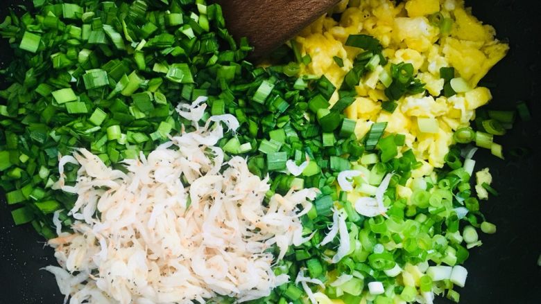 薄皮素包子,把切好的韭菜、葱花和虾皮倒入锅中