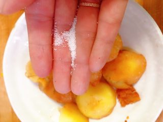 香辣小土豆,也可以做成孜然的，小孩不能吃辣，先洒盐