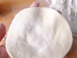 桂花豆沙包,干成中间厚两边薄的面皮