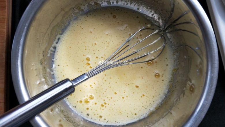 母亲节—康乃馨彩绘蛋糕,蛋黄打散，加入牛奶，玉米油，20克白糖。搅拌均匀