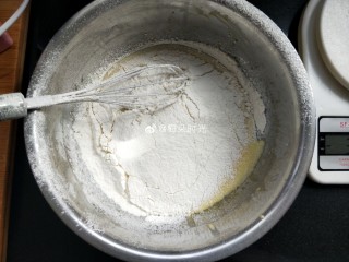 母亲节—康乃馨彩绘蛋糕,筛入低筋面粉，切拌均匀
