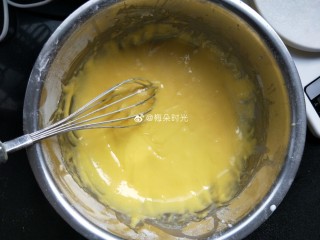 母亲节—康乃馨彩绘蛋糕,搅拌好的蛋黄糊备用