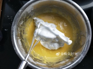 母亲节—康乃馨彩绘蛋糕,取三分一蛋白到蛋黄糊里切拌均匀。再加第二次。