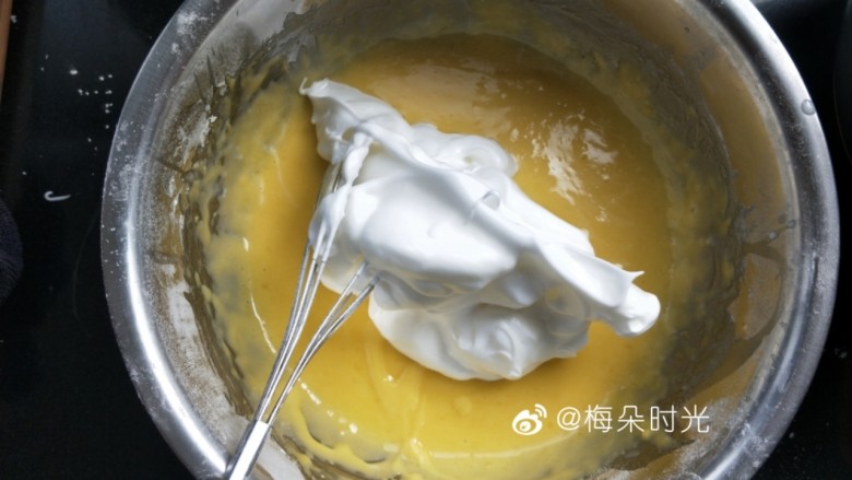 母亲节—康乃馨彩绘蛋糕,取三分一蛋白到蛋黄糊里切拌均匀。再加第二次。