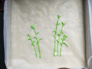 母亲节—康乃馨彩绘蛋糕,再铺上油纸，先用绿色面糊画出花茎，没有彩绘硅胶垫也没关系。可随意画一些花茎的形状。。