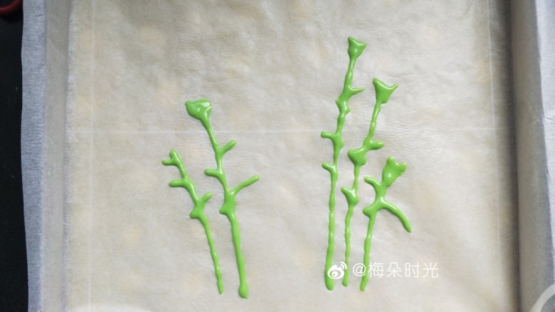 母亲节—康乃馨彩绘蛋糕,再铺上油纸，先用绿色面糊画出花茎，没有彩绘硅胶垫也没关系。可随意画一些花茎的形状。。