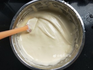 母亲节—康乃馨彩绘蛋糕,拌好的面糊。准备两个小碗，各舀出一勺，然后把面糊放进冰箱。