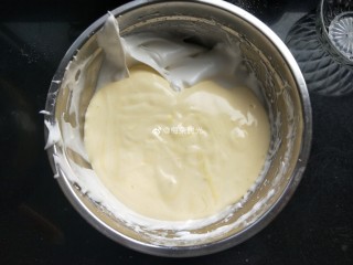 母亲节—康乃馨彩绘蛋糕,然后把面糊整个都倒进蛋白盆里。切拌均匀