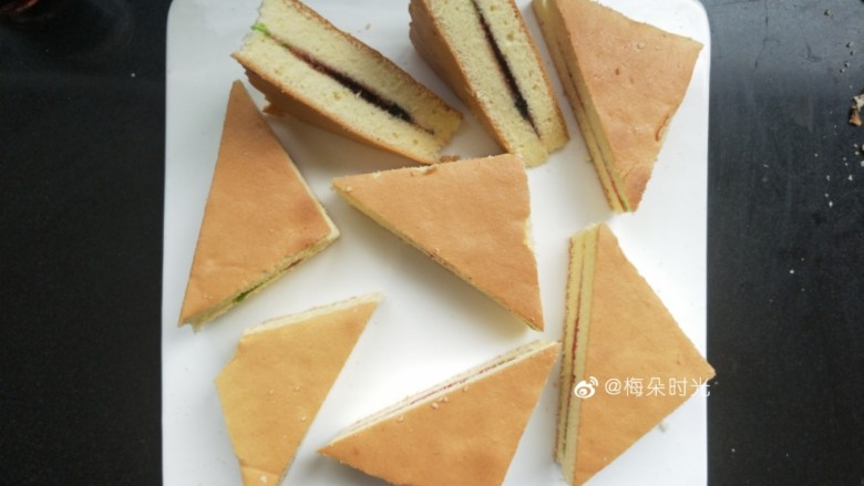 母亲节—康乃馨彩绘蛋糕,然后抹上果酱，再切成三角形，做成蛋糕三明治。