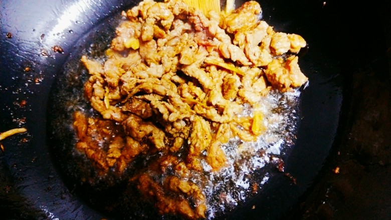 肉丝黄花菜,锅中倒油，油热后倒去腌制的肉丝，翻炒