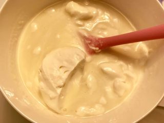 酸奶芒果蛋糕,淡奶油加糖打发至7成，加入搅拌均匀。