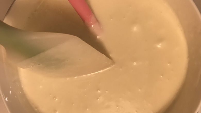 酸奶芒果蛋糕,冷却后加入酸奶。