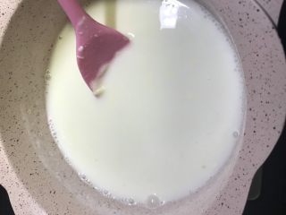 酸奶芒果蛋糕,吉利丁片隔水融化，奶酪锅里小火融化，一起加入牛奶中加入20克糖，小火加热除去牛奶中水分。