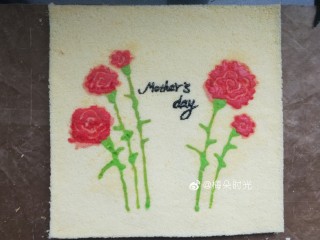 母亲节—康乃馨彩绘蛋糕,这次我为了图案看的全面，没有卷。用巧克力酱在空白部位写上字母。mother's day