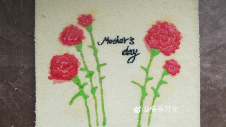 母亲节—康乃馨彩绘蛋糕,这次我为了图案看的全面，没有卷。用巧克力酱在空白部位写上字母。mother's day