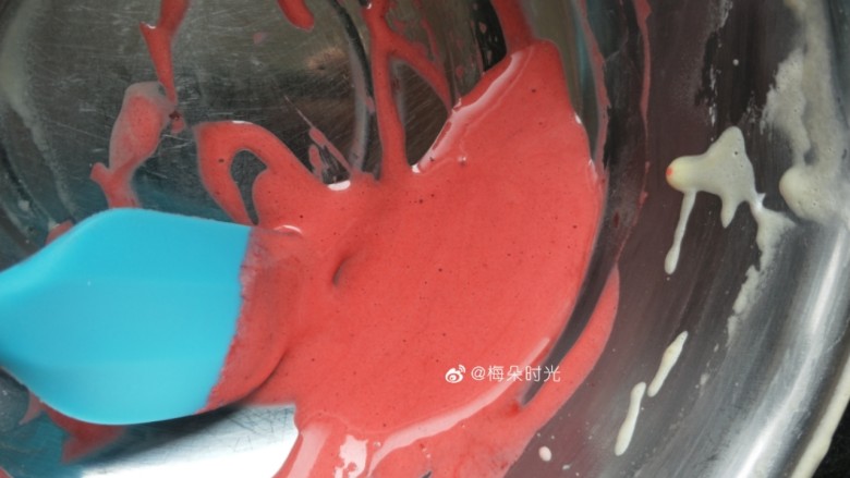 母亲节—康乃馨彩绘蛋糕,粉色面糊倒出来，继续加一点红色，调成大红色。