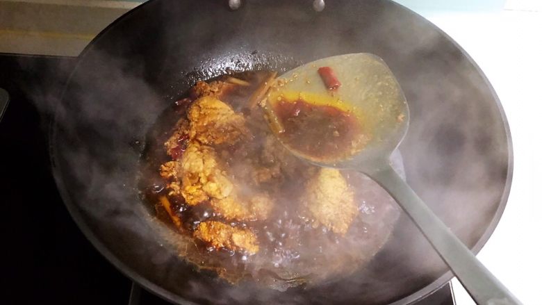 红烧鲫鱼籽,烧制10分钟左右把底汁浇到反复鲫鱼籽上面，这样便于上面的鱼籽入味