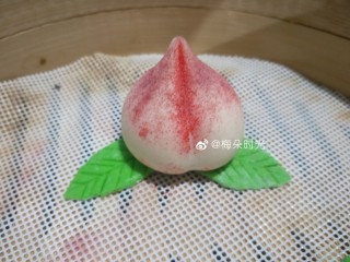 花样馒头—寿桃馒头,还有一种是直接把两个叶片放在寿桃下面。