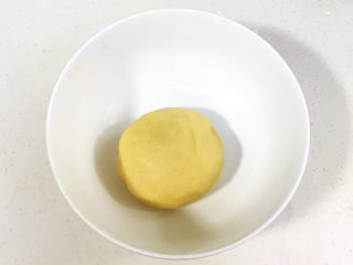 猕猴桃造型饼干,用手揉成光滑的面团。