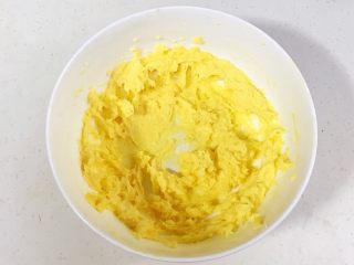 猕猴桃造型饼干,继续搅打至蛋黄液和黄油完全融合。