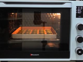 猕猴桃造型饼干,入预热的烤箱中，上火165度下火160度，约15分钟，最后剩5分钟盖锡纸，防止颜色过深。