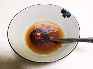 清汤莴笋素面,加入250ml开水调匀，碗汁调好了备用